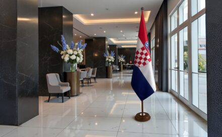 socle porte-drapeau croatie chromé classique