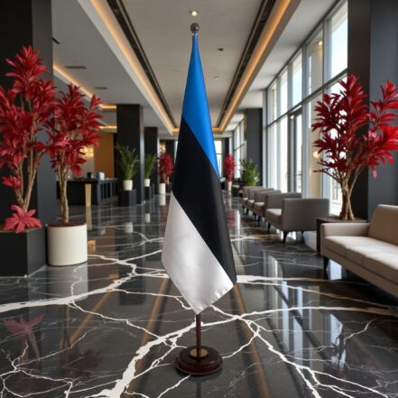 socle drapeau estonie en bois verni design