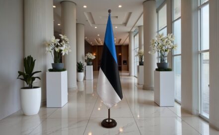 socle drapeau estonie en bois massif de qualité