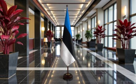 socle drapeau estonie en bois verni robuste