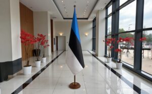 socle porte-drapeau estonie en granit noir institutionnel