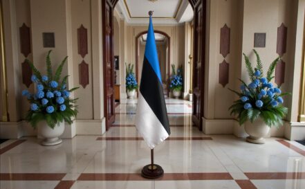 socle drapeau estonie en bois verni de qualité