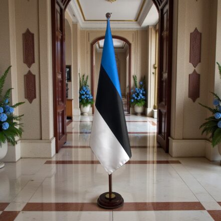 socle drapeau estonie en bois verni haut de gamme