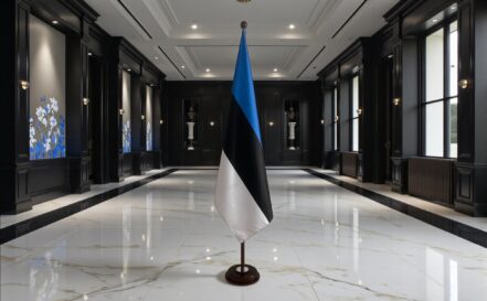 socle drapeau estonie en bois massif de bureau