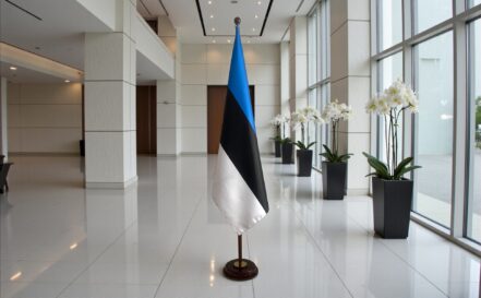 socle drapeau estonie en bois verni de cérémonie