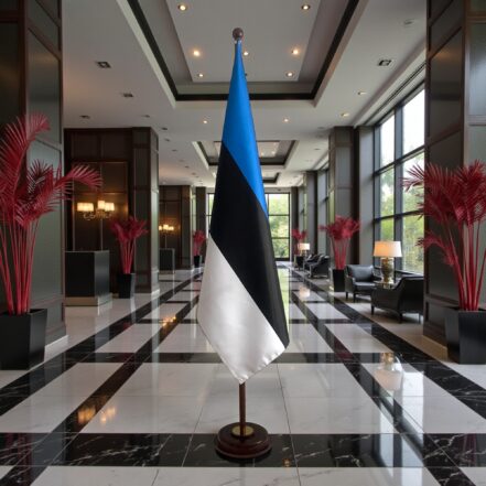 socle drapeau estonie en bois verni de bureau