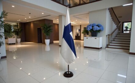 socle drapeau finlande en inox robuste
