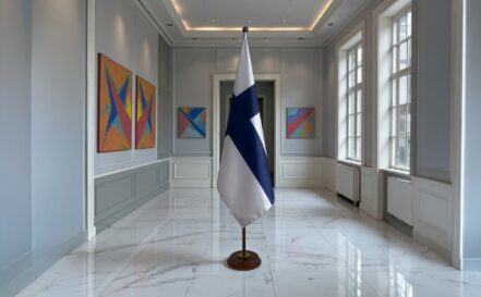 socle drapeau finlande en inox raffiné