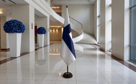 socle drapeau finlande en inox représentatif