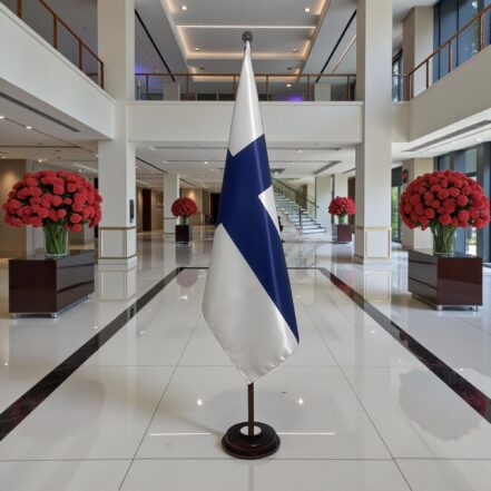 socle drapeau finlande en inox de bureau