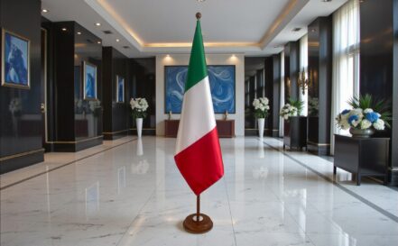 socle porte-drapeau italie en granit de bureau