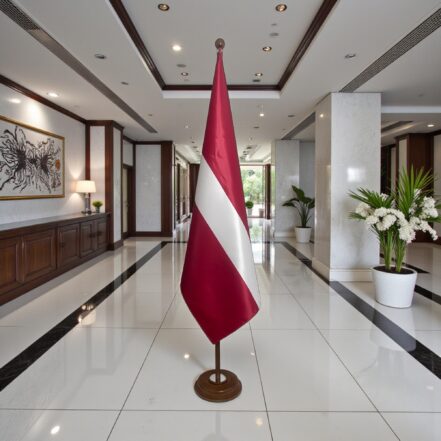 socle porte-drapeau lettonie en granit de prestige