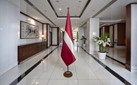 socle porte-drapeau lettonie en granit professionnel