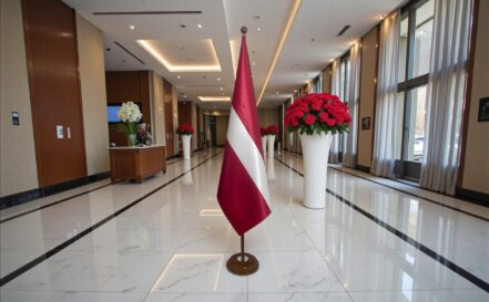 socle porte-drapeau lettonie en inox officiel