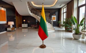 socle porte-drapeau lituanie en inox noire classique