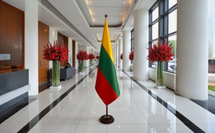 socle drapeau lituanie en acier brossé lourd