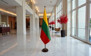 socle drapeau lituanie en acier brossé stable