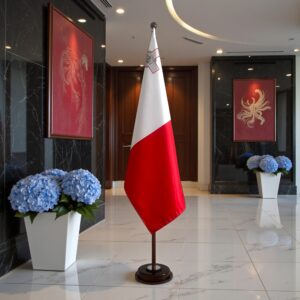 socle drapeau malte en acier moderne