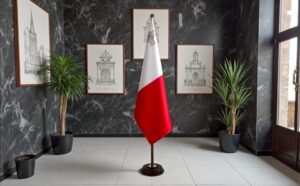 socle drapeau malte en acier robuste