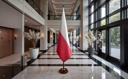 socle porte-drapeau pologne en bois design