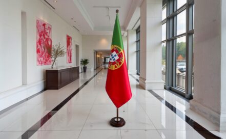 socle drapeau portugal en granit de cérémonie