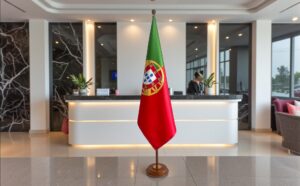 socle porte-drapeau portugal en bois massif stable