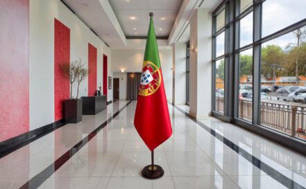 socle drapeau portugal en inox noire professionnel