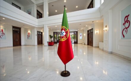 socle drapeau portugal en marbre blanc représentatif