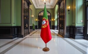 socle porte-drapeau portugal en bois massif professionnel