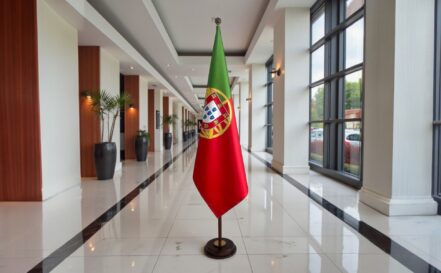 socle drapeau portugal en marbre blanc raffiné