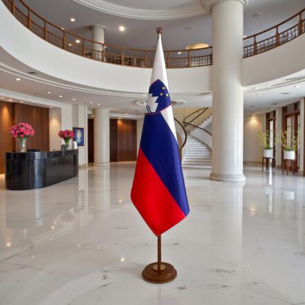 pied socle drapeau slovenie slovenie de bureau