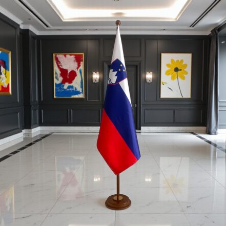 pied socle drapeau slovenie slovenie institutionnel